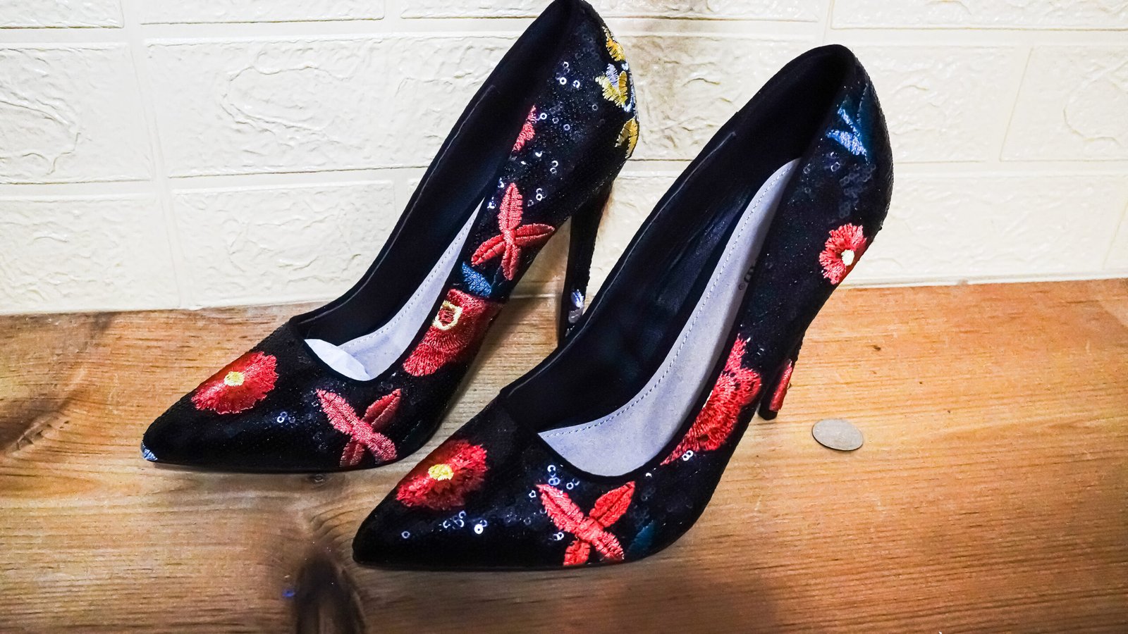 Pointed Toe Pump – Black/Floral –