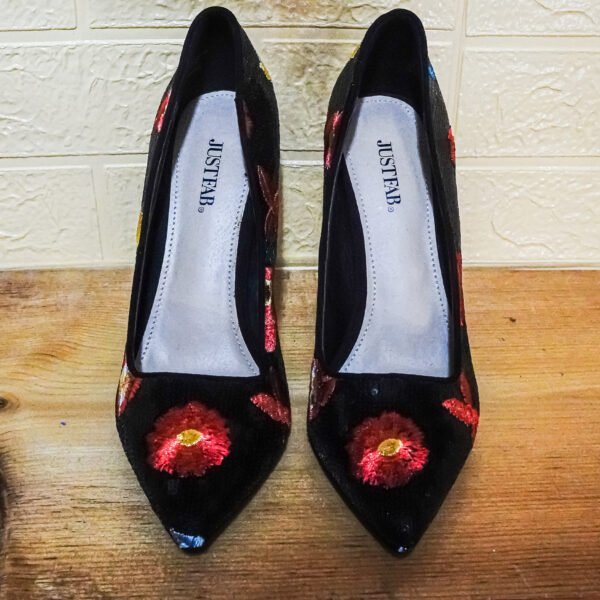 Pointed Toe Pump - Black/Floral -