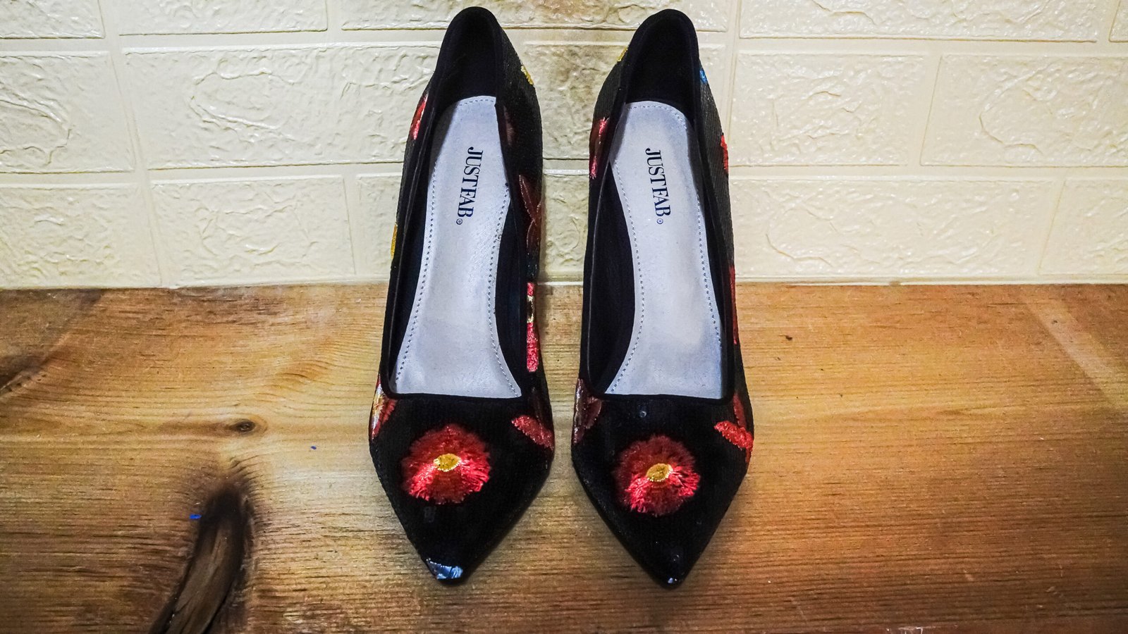 Pointed Toe Pump - Black/Floral -